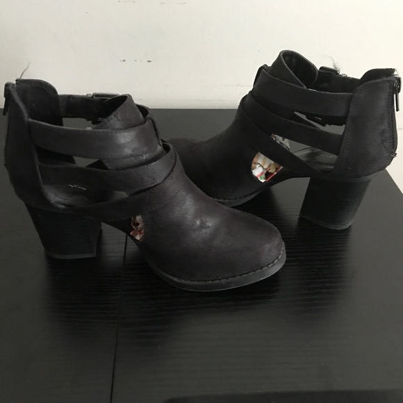 Shoes - Picture 3 of 4